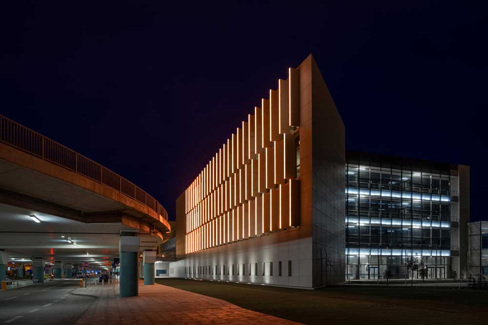 Aeropuerto Atenas Media facade Linea Light Group