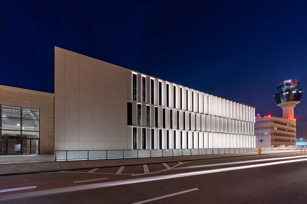 Aeropuerto Atenas Media facade Linea Light Group