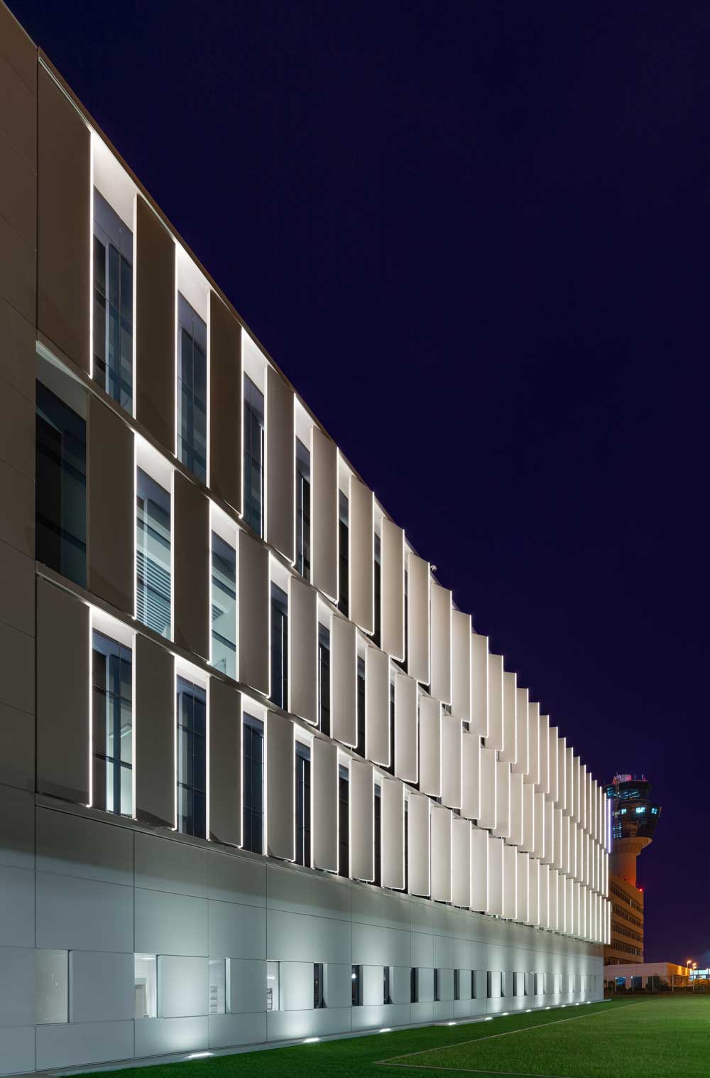 Aeropuerto Atenas Media facade Linea Light Group
