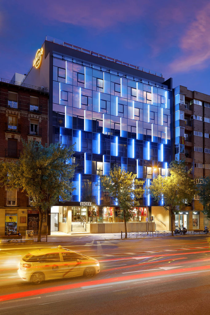 Hard Rock Madrid Hotel iluminacion fachada SAKMA