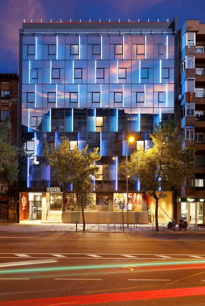 Hard Rock Madrid Hotel iluminacion fachada SAKMA