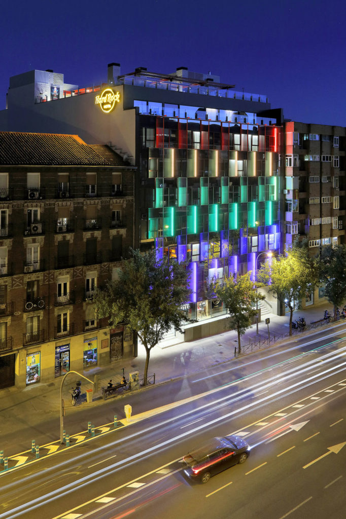 Hard Rock Madrid Hotel iluminacion fachada SAKMA