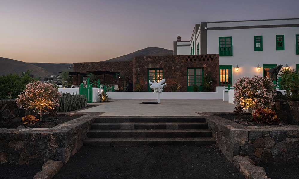 exterior hotel césar manrique