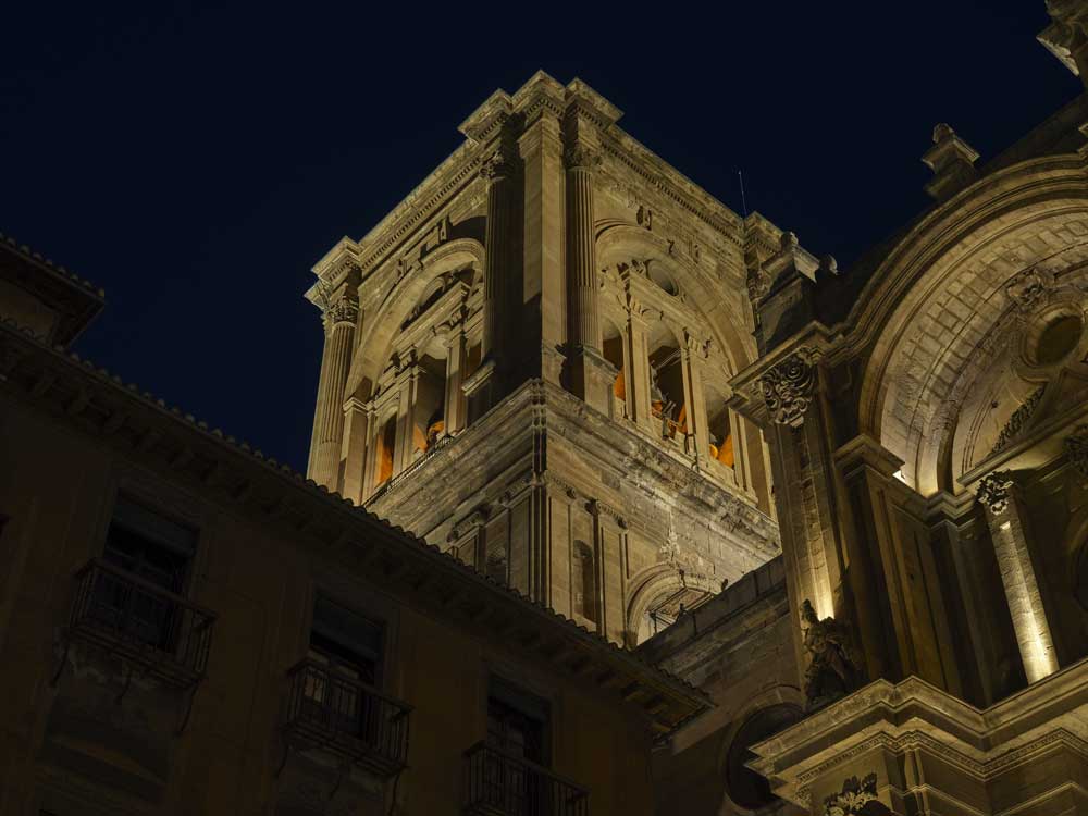 El sistema de iluminación anterior, compuesto por proyectores de vapor de sodio, era ineficiente y generaba un consumo energético elevado. En cambio, la nueva instalación se basa en principios de eficiencia energética, usando tecnología de última generación, incluyendo fuentes de luz de bajo consumo y un sistema de control bluetooth que ha permitido reducir al mínimo la necesidad de cableado adicional.