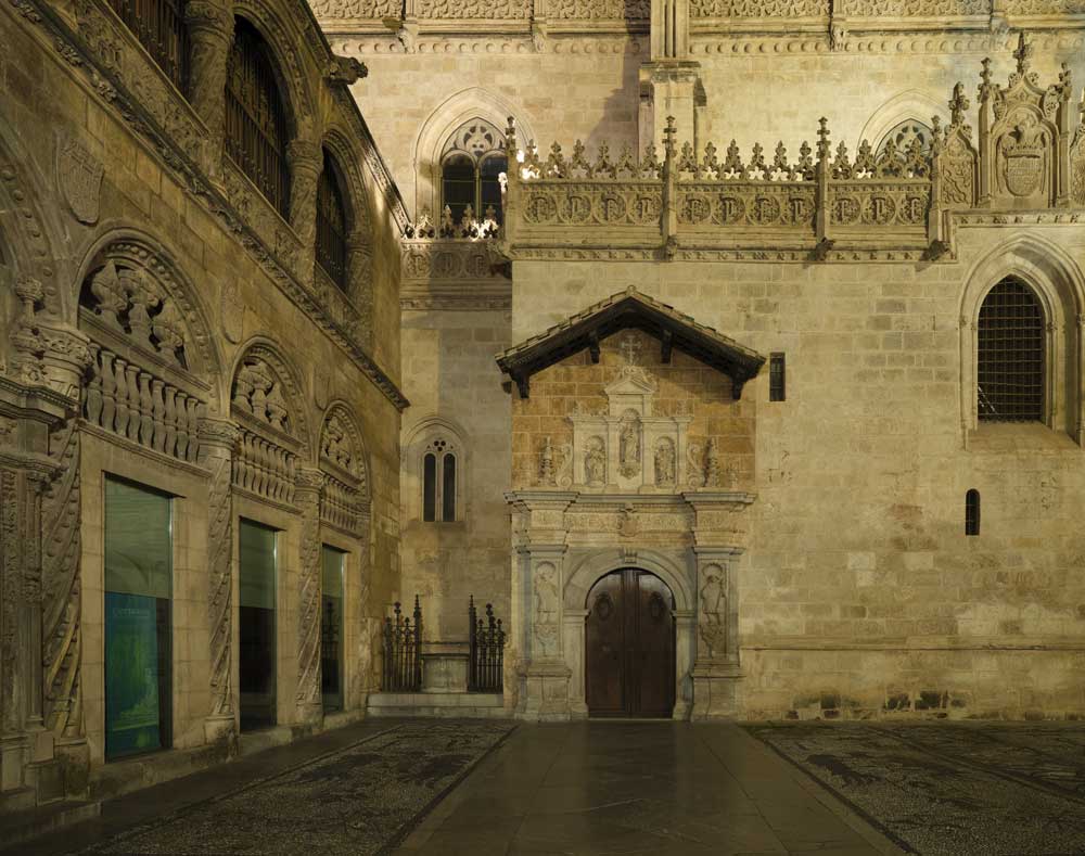 El sistema de iluminación anterior, compuesto por proyectores de vapor de sodio, era ineficiente y generaba un consumo energético elevado. En cambio, la nueva instalación se basa en principios de eficiencia energética, usando tecnología de última generación, incluyendo fuentes de luz de bajo consumo y un sistema de control bluetooth que ha permitido reducir al mínimo la necesidad de cableado adicional.