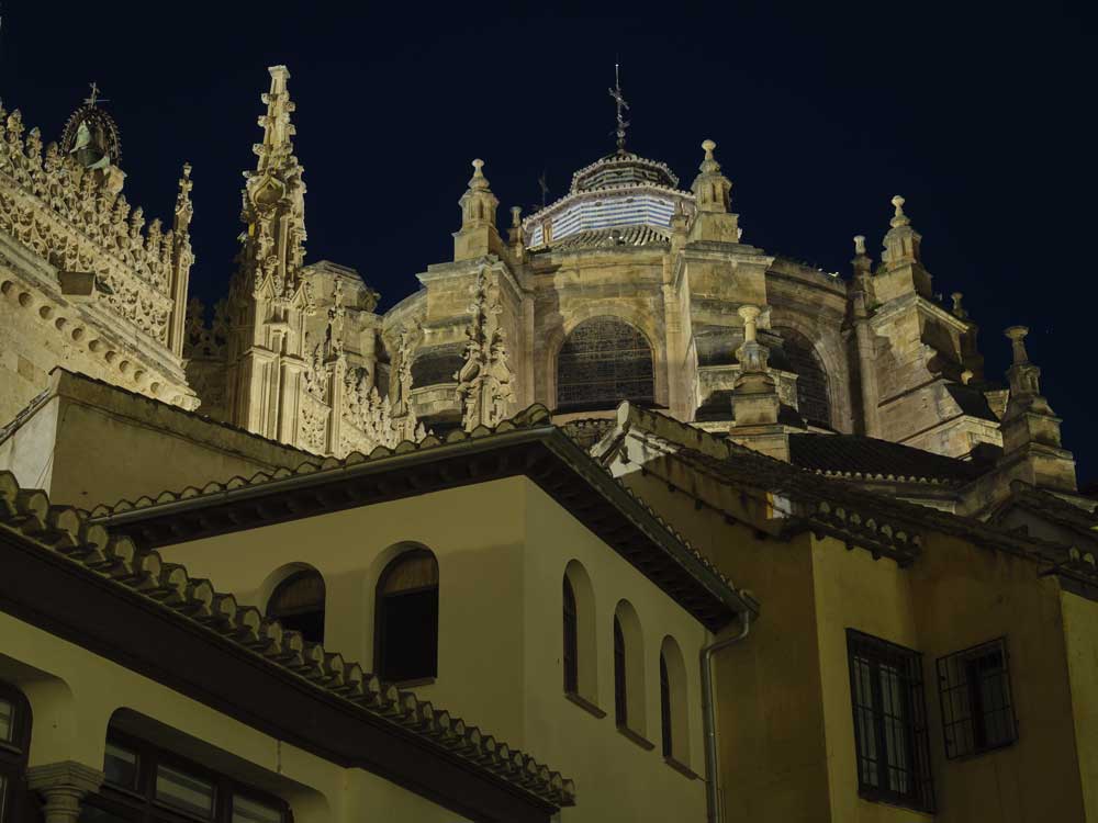 El sistema de iluminación anterior, compuesto por proyectores de vapor de sodio, era ineficiente y generaba un consumo energético elevado. En cambio, la nueva instalación se basa en principios de eficiencia energética, usando tecnología de última generación, incluyendo fuentes de luz de bajo consumo y un sistema de control bluetooth que ha permitido reducir al mínimo la necesidad de cableado adicional.