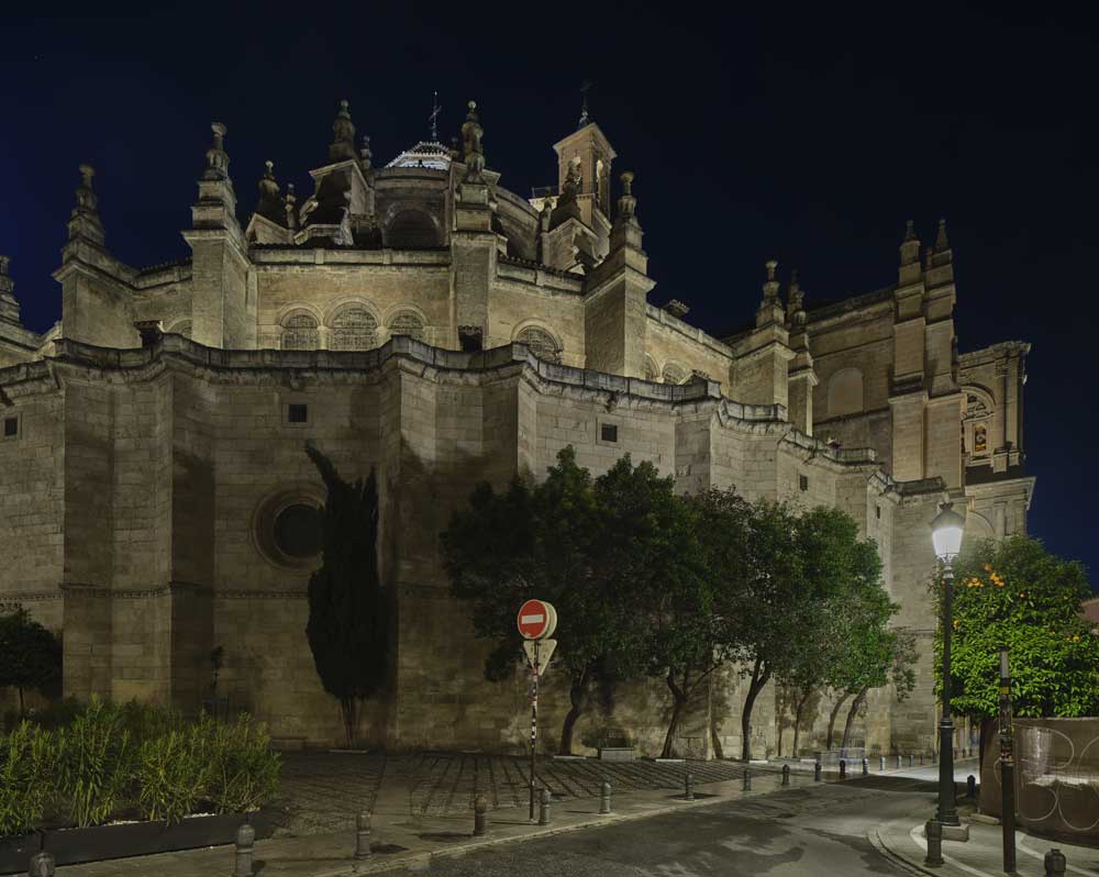 El sistema de iluminación anterior, compuesto por proyectores de vapor de sodio, era ineficiente y generaba un consumo energético elevado. En cambio, la nueva instalación se basa en principios de eficiencia energética, usando tecnología de última generación, incluyendo fuentes de luz de bajo consumo y un sistema de control bluetooth que ha permitido reducir al mínimo la necesidad de cableado adicional.