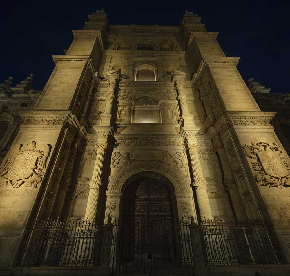 El sistema de iluminación anterior, compuesto por proyectores de vapor de sodio, era ineficiente y generaba un consumo energético elevado. En cambio, la nueva instalación se basa en principios de eficiencia energética, usando tecnología de última generación, incluyendo fuentes de luz de bajo consumo y un sistema de control bluetooth que ha permitido reducir al mínimo la necesidad de cableado adicional.