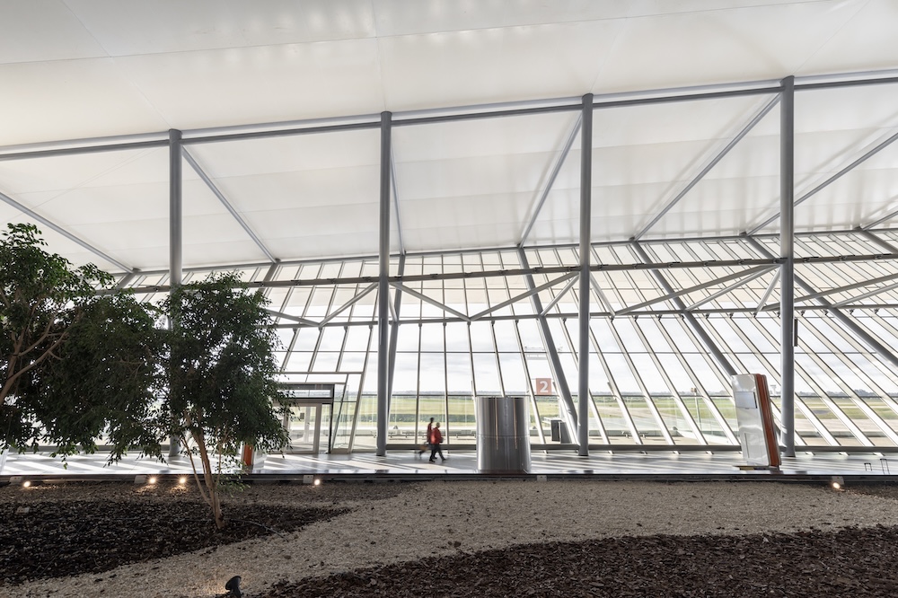 Aeropuerto Internacional Carrasco, iluminación ERCO, Ricardo Hofstadter