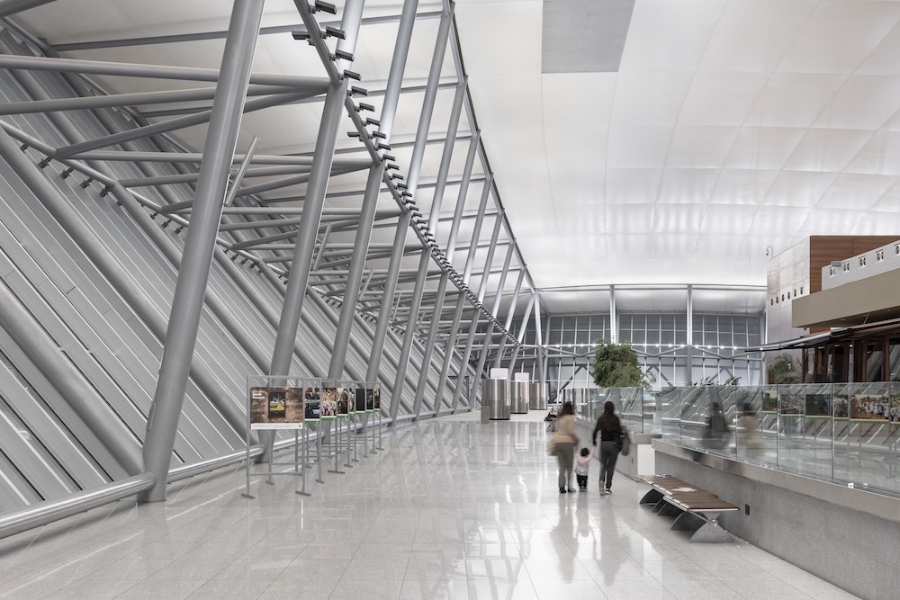 Aeropuerto Internacional Carrasco, iluminación ERCO, Ricardo Hofstadter